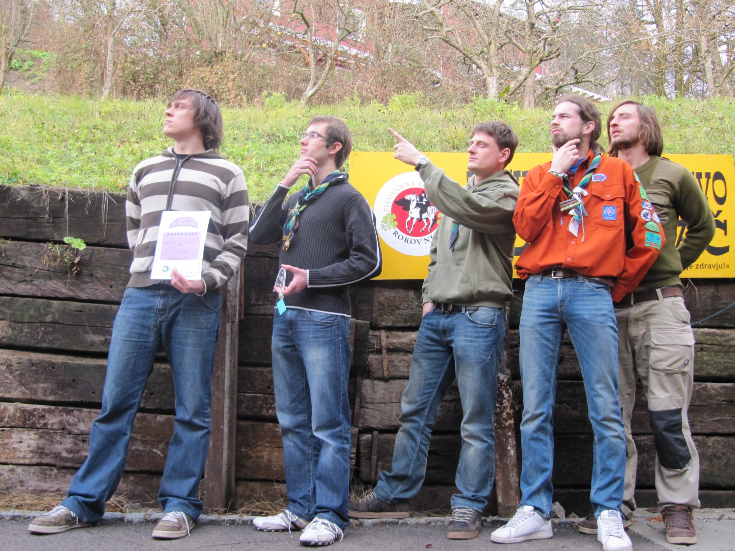 Ekipa Poslanci kozmosa stoje