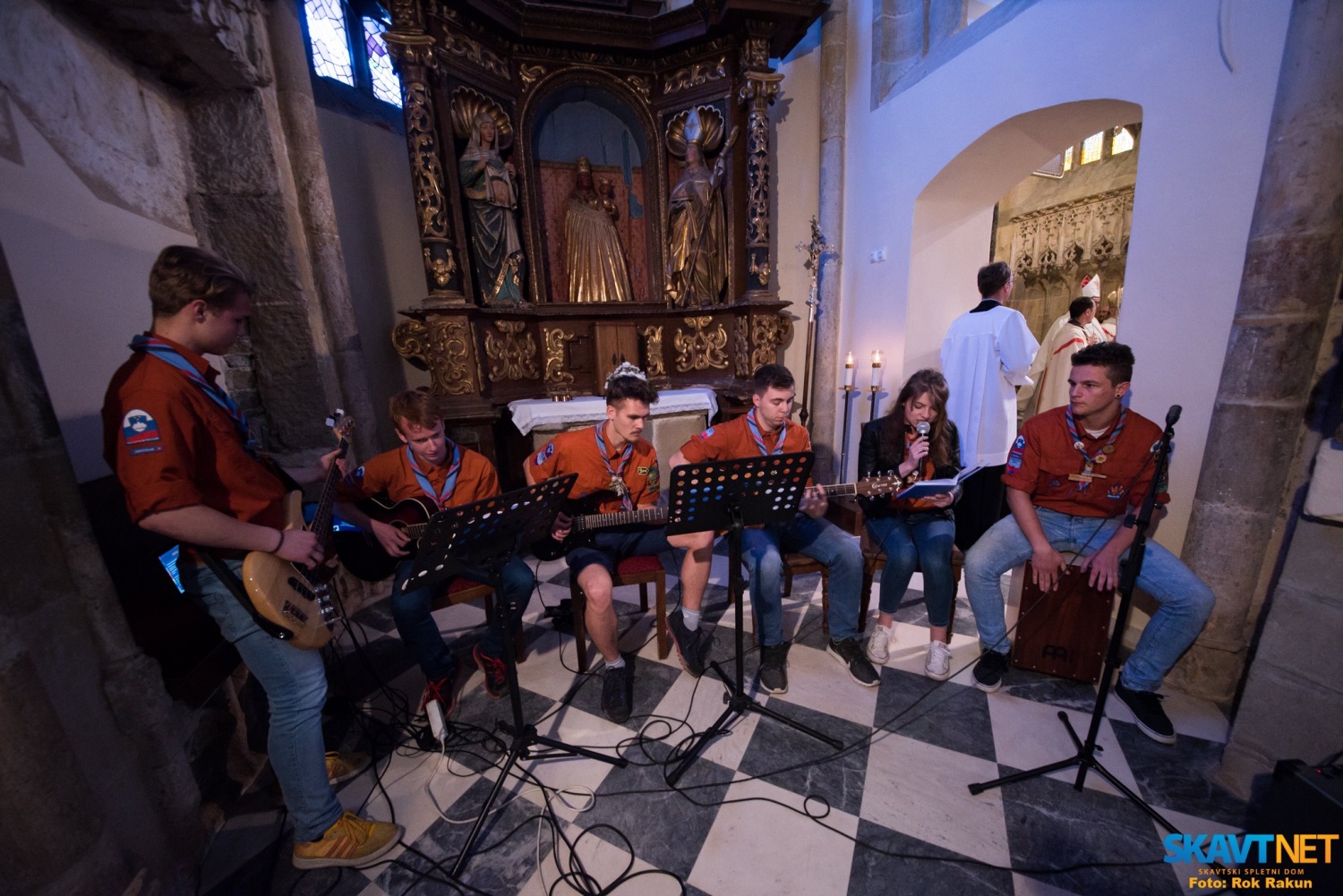 "Skavt, ne boj se, sledi moji slédi."