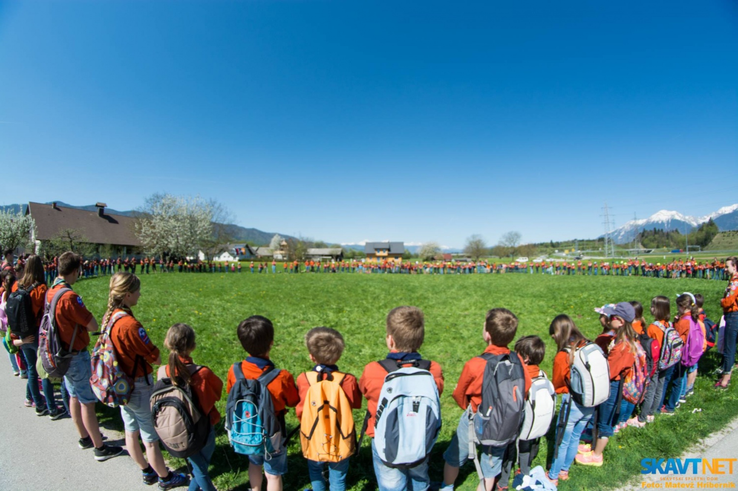 "Skavt, ne boj se, sledi moji slédi."