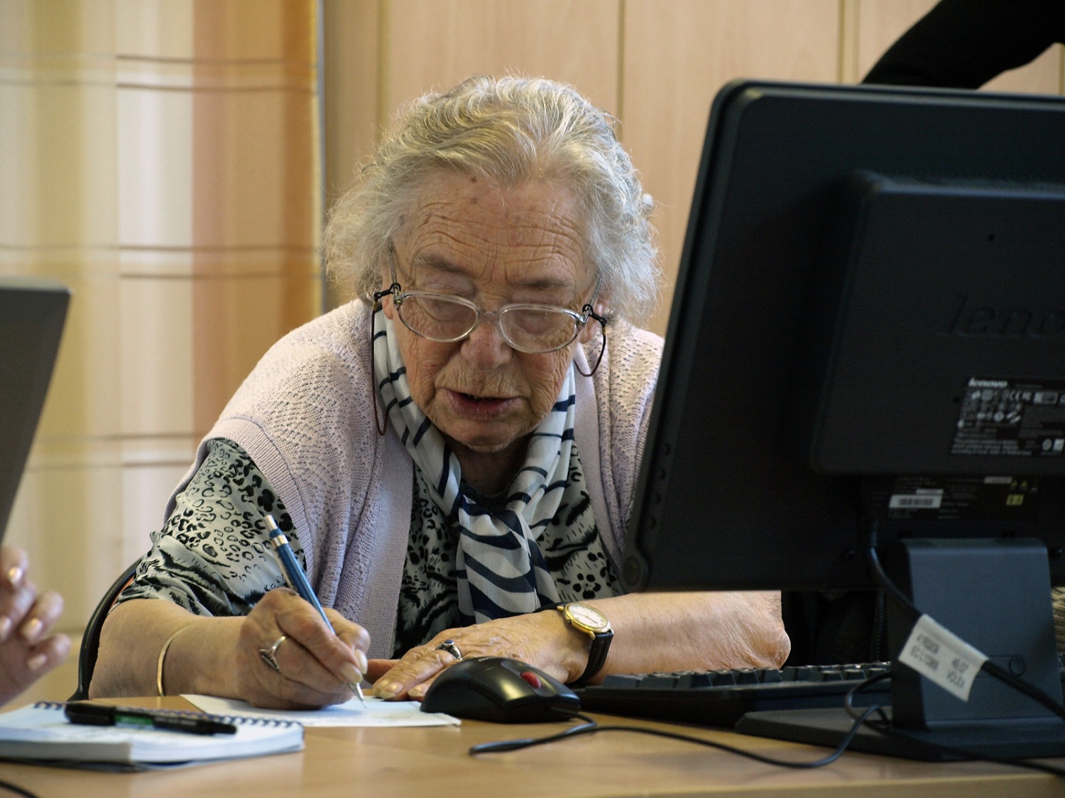 Simbioz@ e-pismena Slovenija je vseslovenski prostovoljski projekt, z namenom da preko medgeneracijskega sodelovanja dvigne računalniško pismenost starejših. Projekt bo dosegel vrhunec v tednu od 17. do 21. oktobra 2011, ko bodo mladi prostovoljci predstavnike generacije svojih dedkov in babic na brezplačnih delavnicah navdušili za uporabo računalnika.  