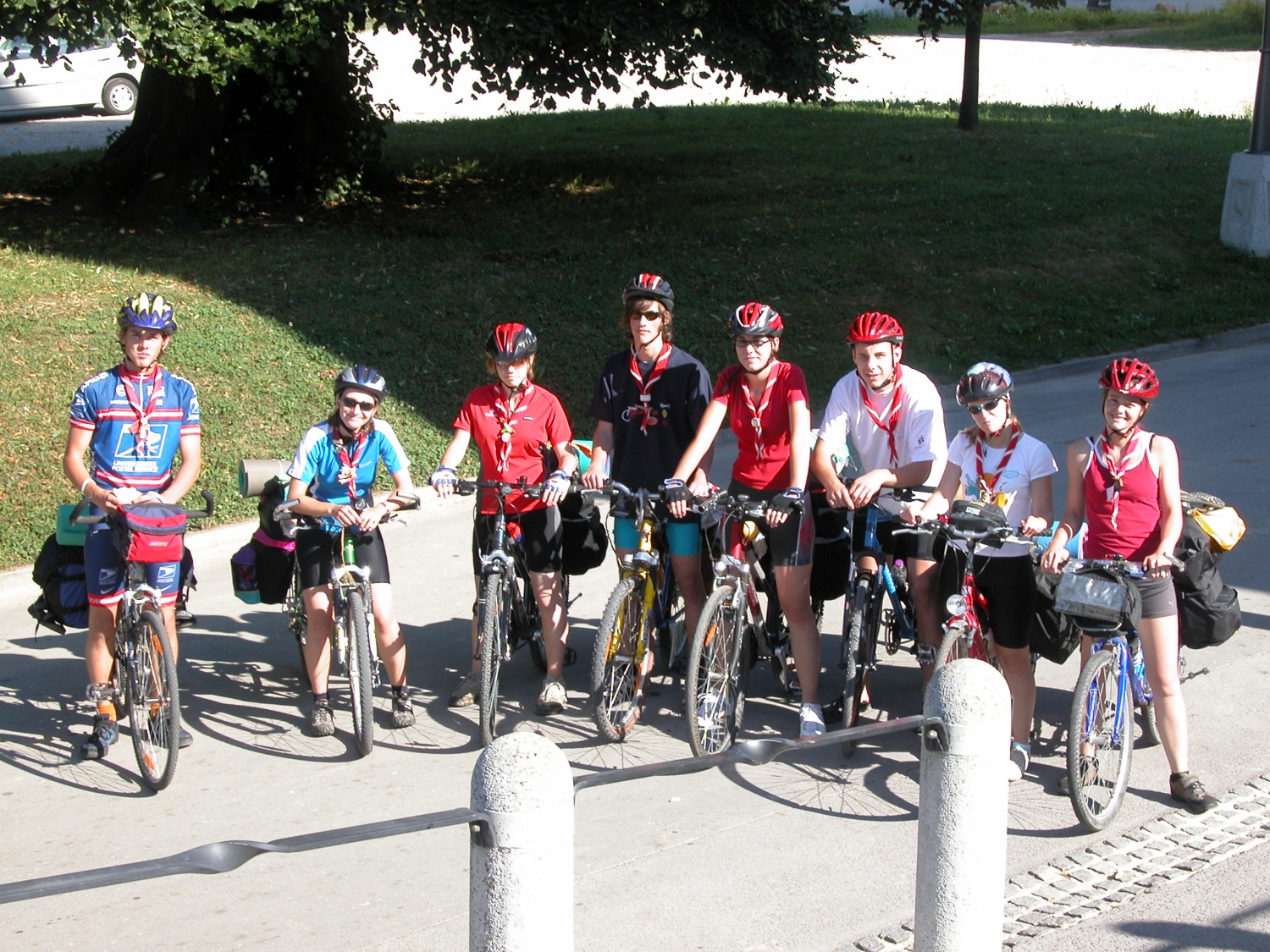 Po Sloveniji poteka akcija "V troje", katere namen je spodbuditi ljudi, da se manjkrat vsedejo v avtomobil in večkrat na kolo. Ker je motivacija v skupini boljša, si moraš samo še najti dva prijatelja s katerima boste skupaj "prekolesarili" čez maj.