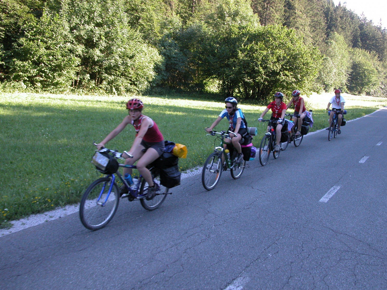 Po Sloveniji poteka akcija "V troje", katere namen je spodbuditi ljudi, da se manjkrat vsedejo v avtomobil in večkrat na kolo. Ker je motivacija v skupini boljša, si moraš samo še najti dva prijatelja s katerima boste skupaj "prekolesarili" čez maj.