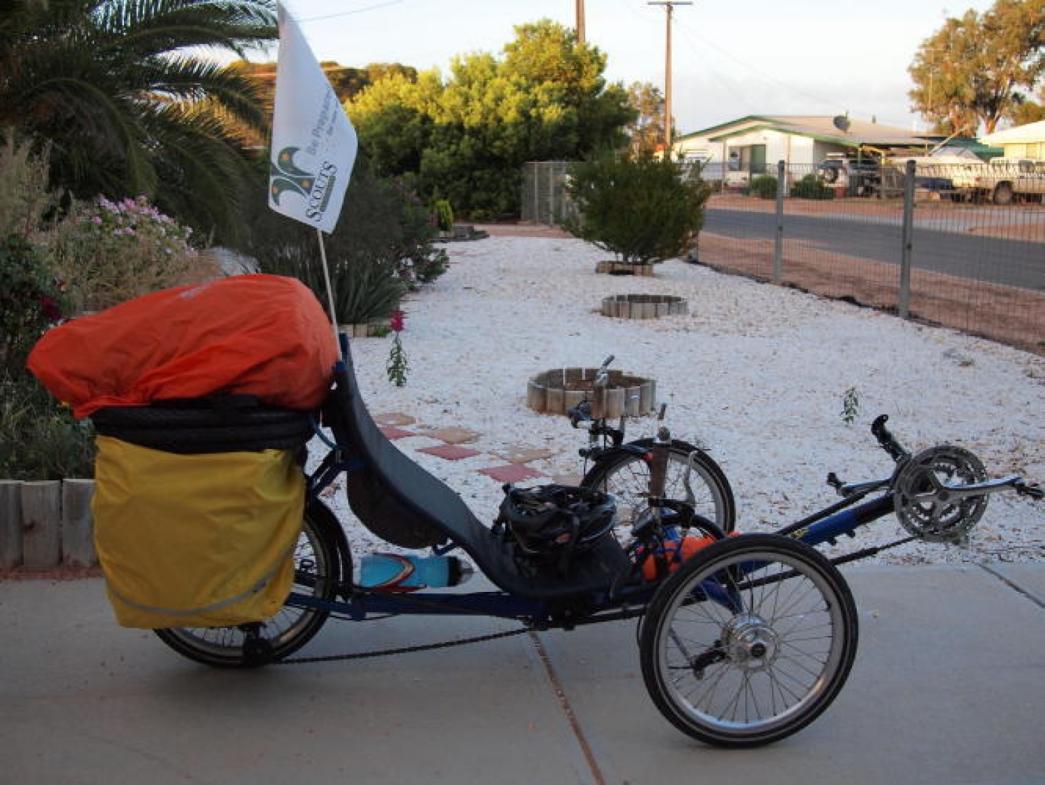 Popotnika Adam Kilpatrick in Stephen Warren-Smith iz Avstralije potujeta na Svetovni Jamboree na Švedskem kar s trajkom, nekakšnim počivalnim trikolesom.