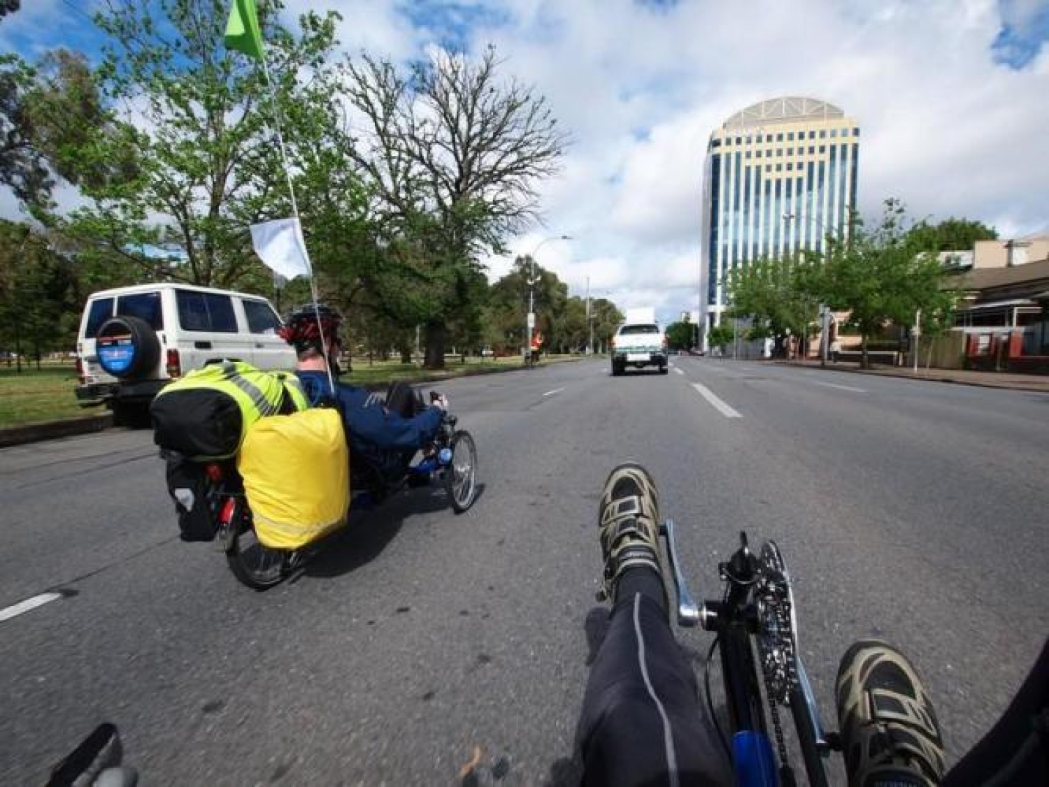 Popotnika Adam Kilpatrick in Stephen Warren-Smith iz Avstralije potujeta na Svetovni Jamboree na Švedskem kar s trajkom, nekakšnim počivalnim trikolesom.