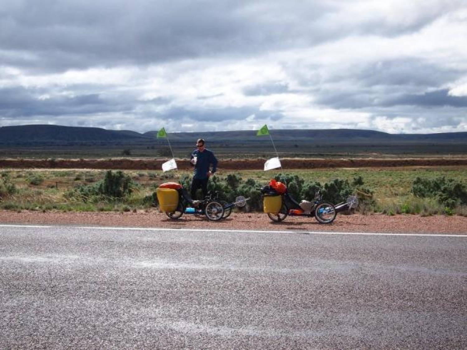 Popotnika Adam Kilpatrick in Stephen Warren-Smith iz Avstralije potujeta na Svetovni Jamboree na Švedskem kar s trajkom, nekakšnim počivalnim trikolesom.