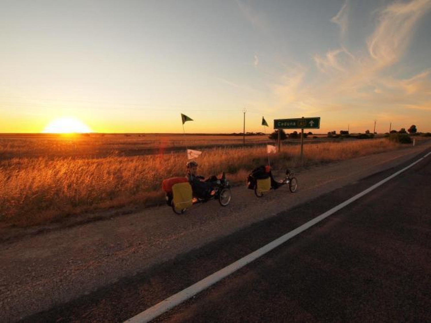 Popotnika Adam Kilpatrick in Stephen Warren-Smith iz Avstralije potujeta na Svetovni Jamboree na Švedskem kar s trajkom, nekakšnim počivalnim trikolesom.