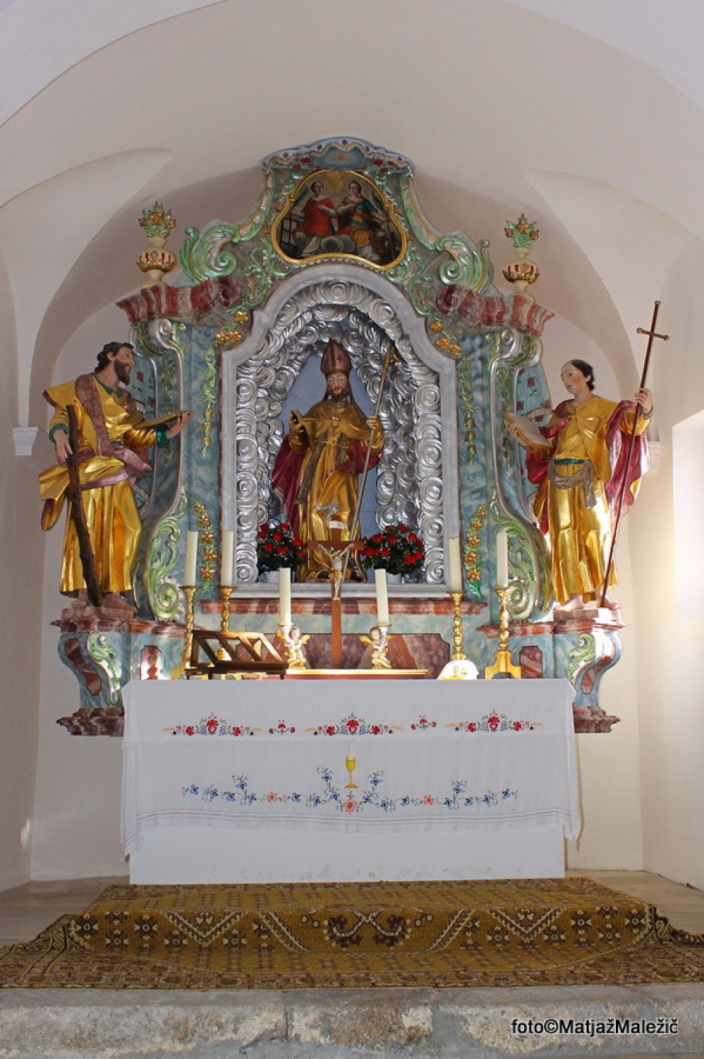 Glavni oltar v cerkvici sv. Ambroža