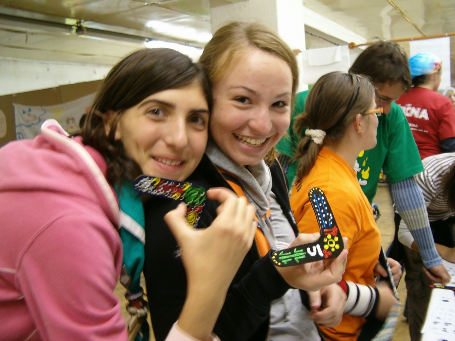 skavtinji kažeta svoja boomeranga