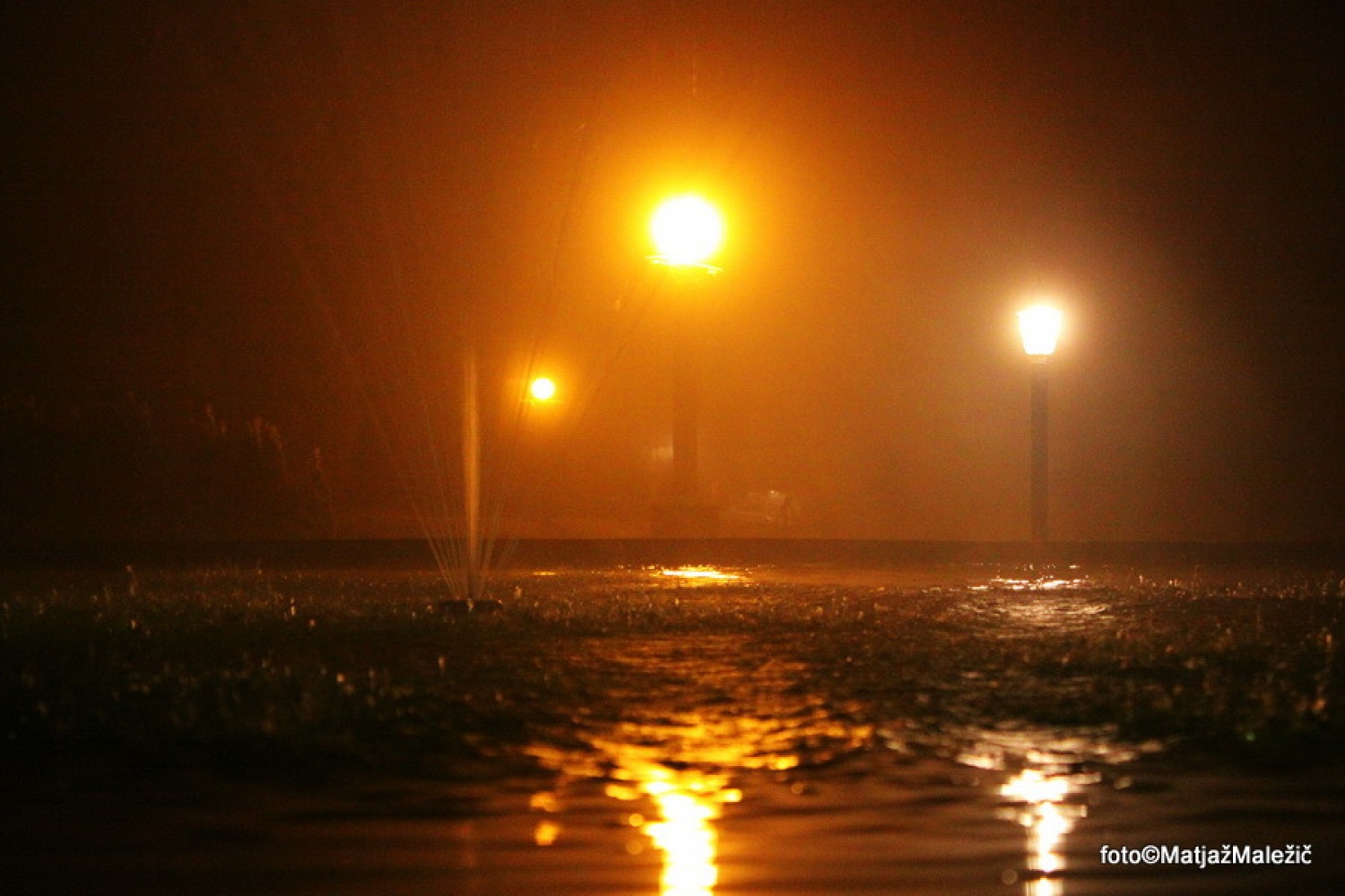 Ob vodnjaku pred cerkvijo