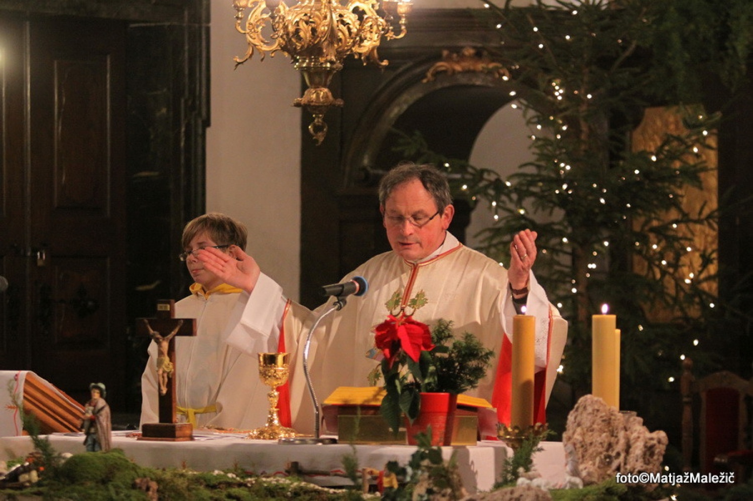 Župnik Slavko Kalan med mašo