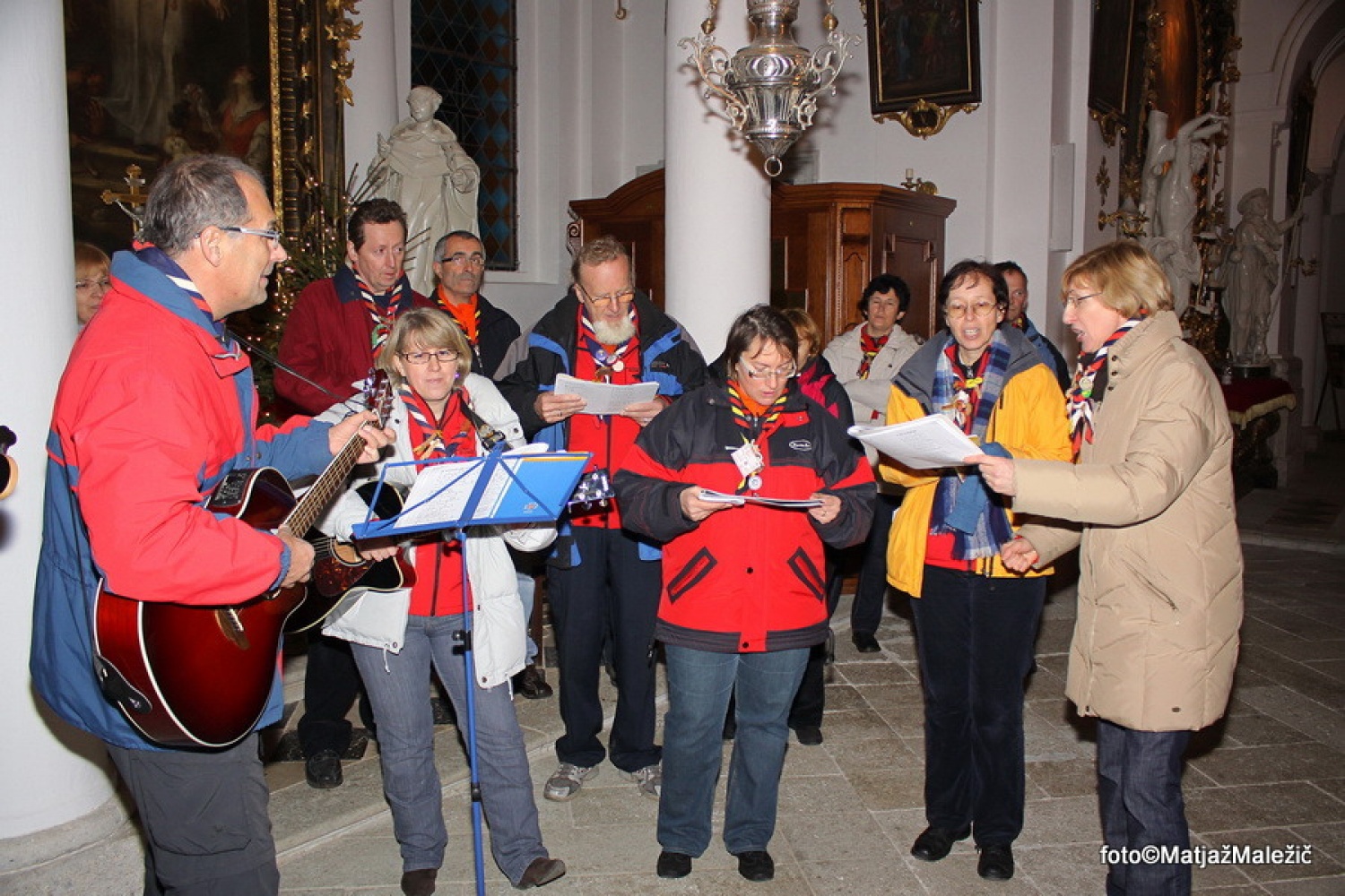 Skavtski ansambel prepeva