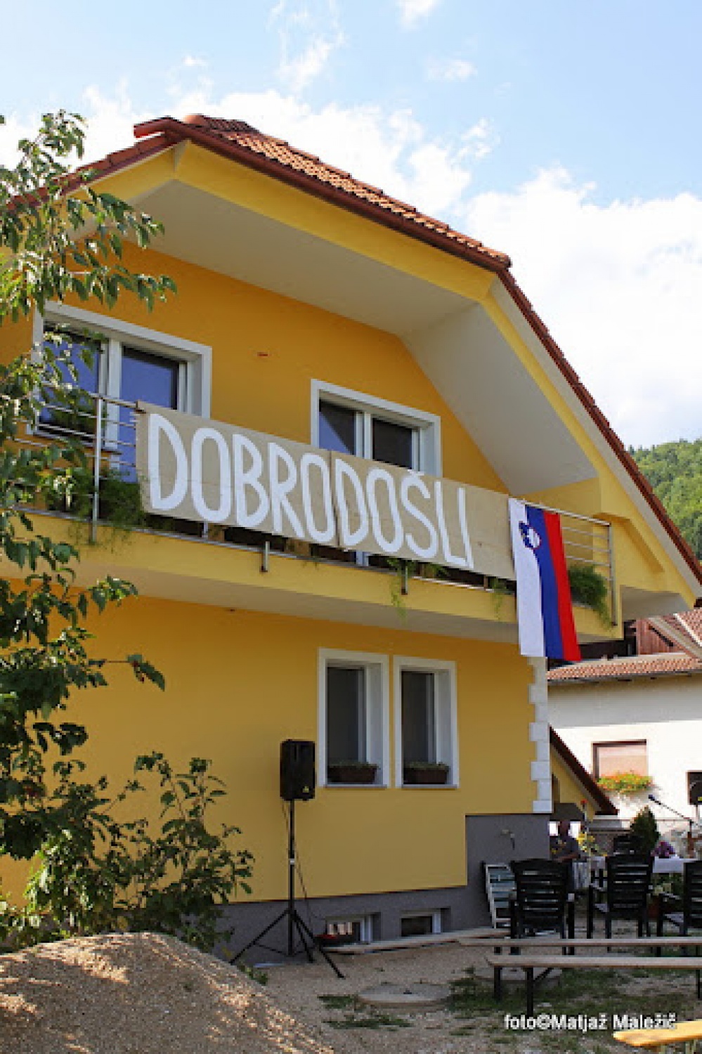 Hiša v sončni barvi