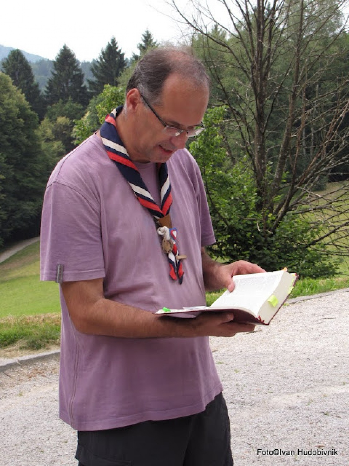 Aleš prebira Sv. pismo