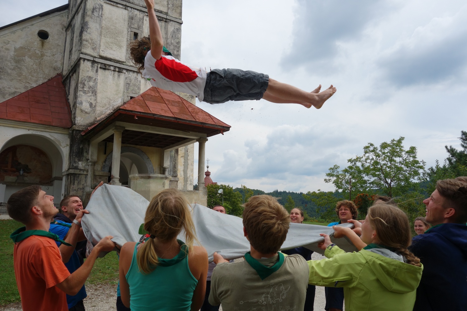 Poleti zdaj, z menoj v skavtski raj ...