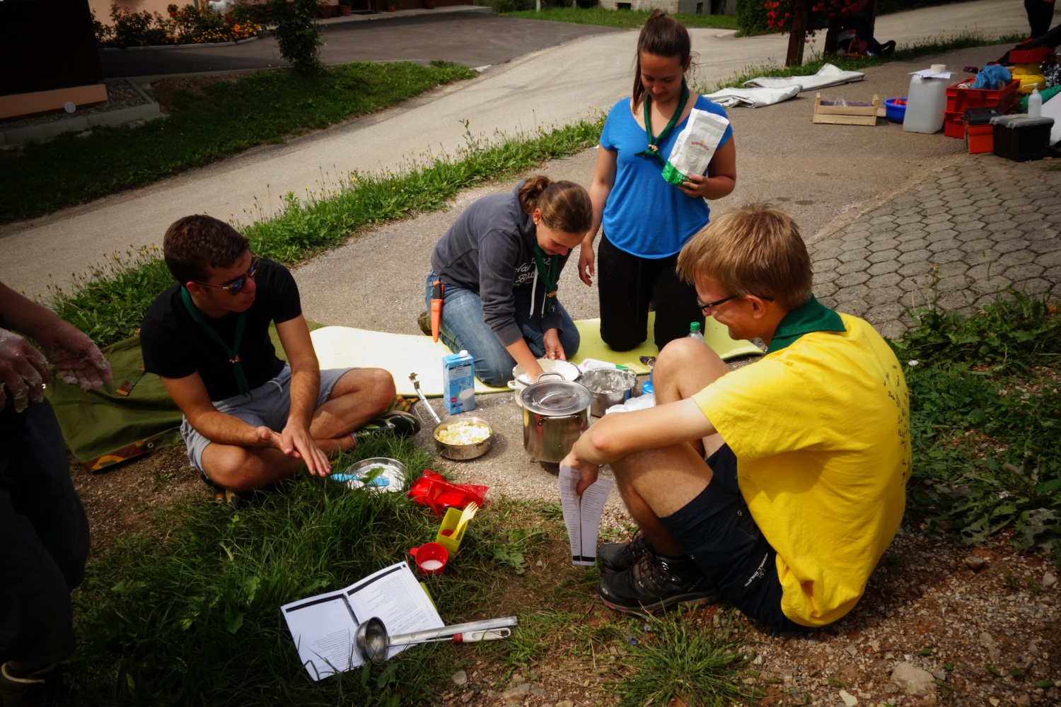 Poleti zdaj, z menoj v skavtski raj ...