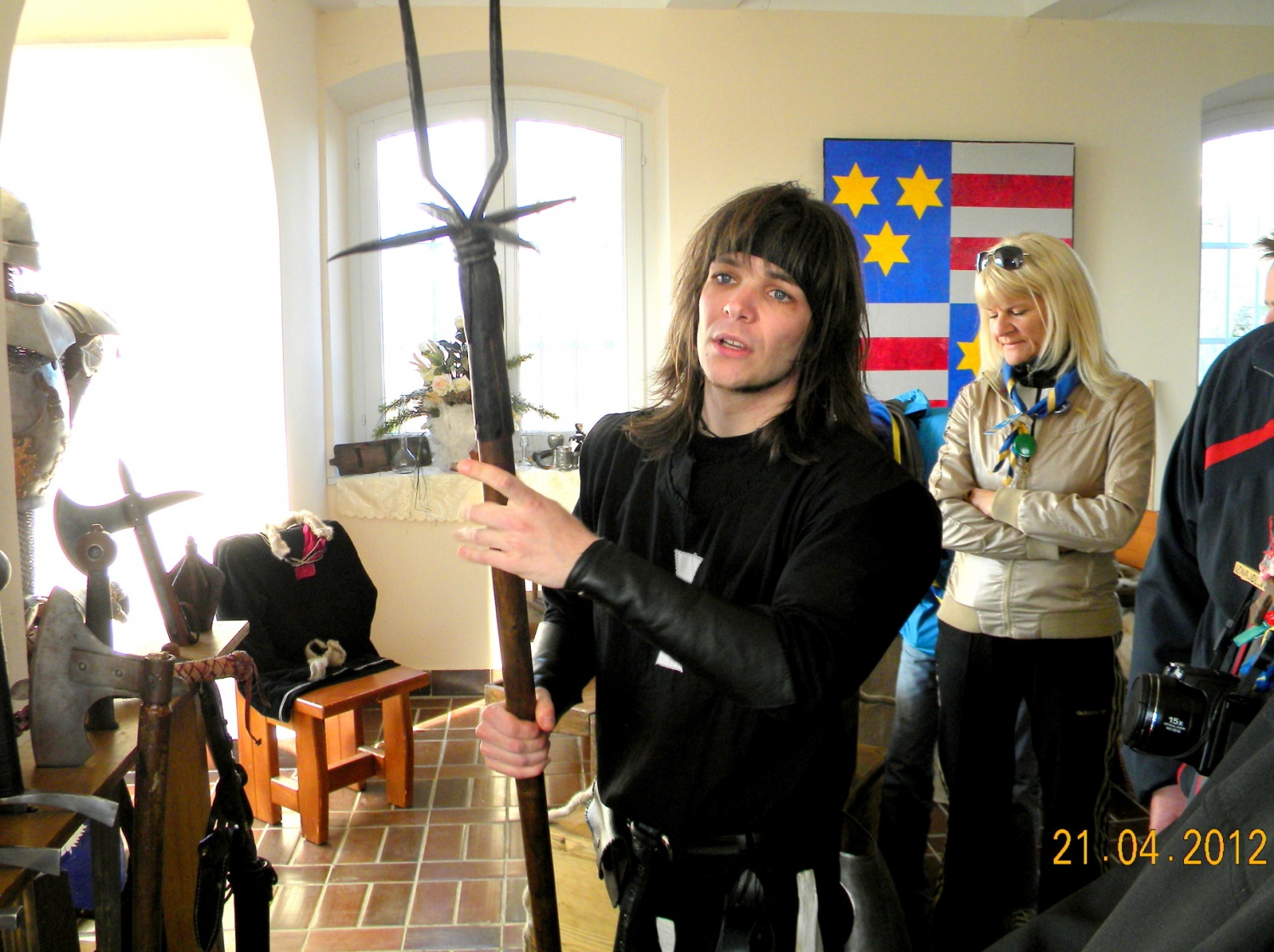 Prikaz uporabe srednjeveškega orožja.