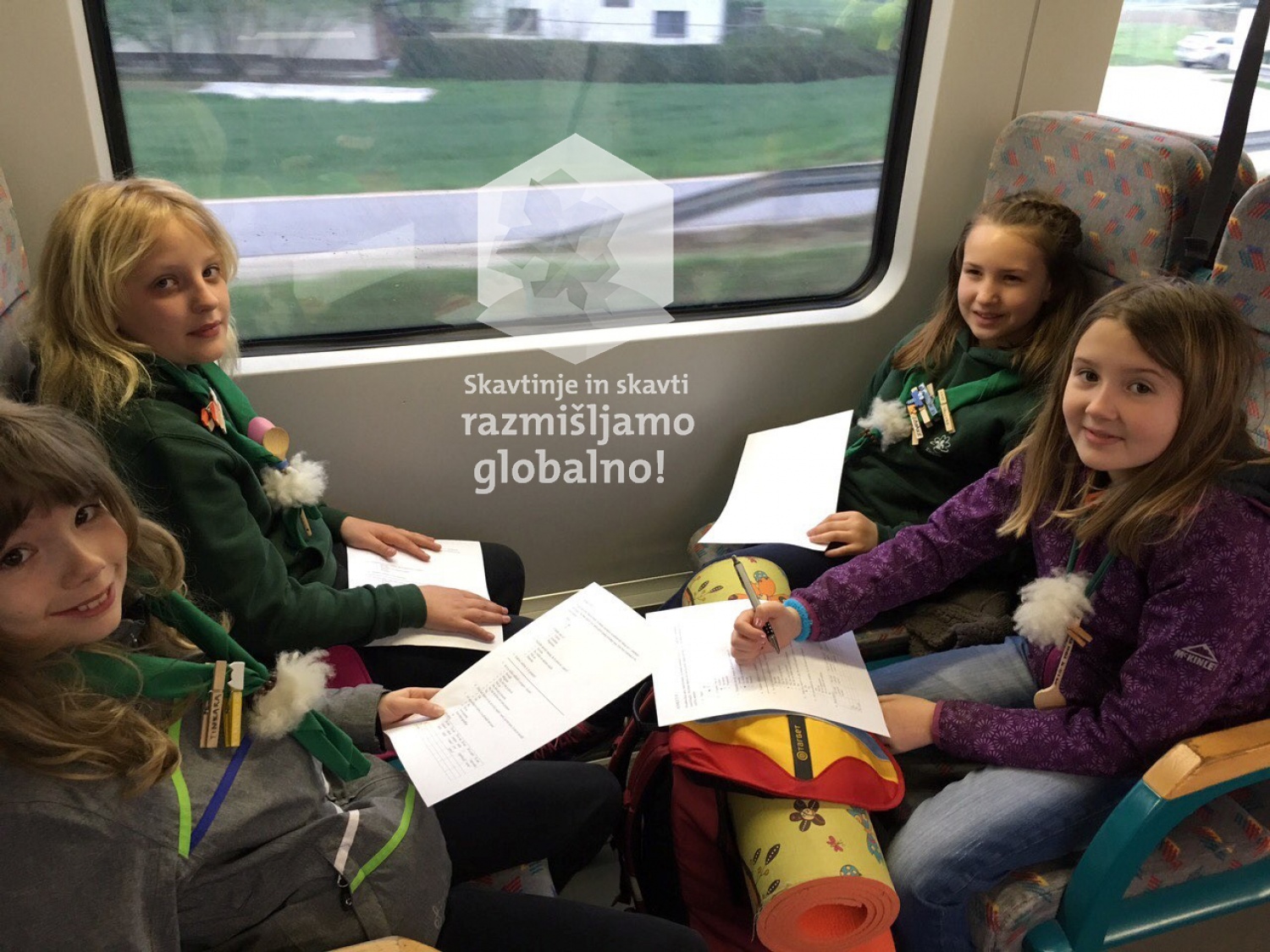 : Pelje nas vlak v daljave, v ta širni svet.