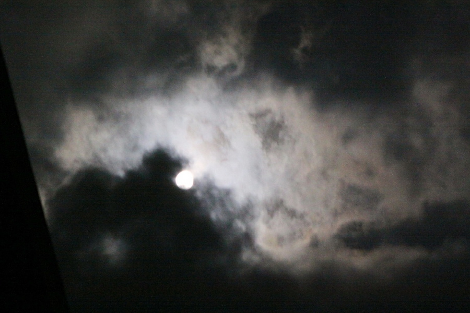 Luna se je prikazala izza oblakov