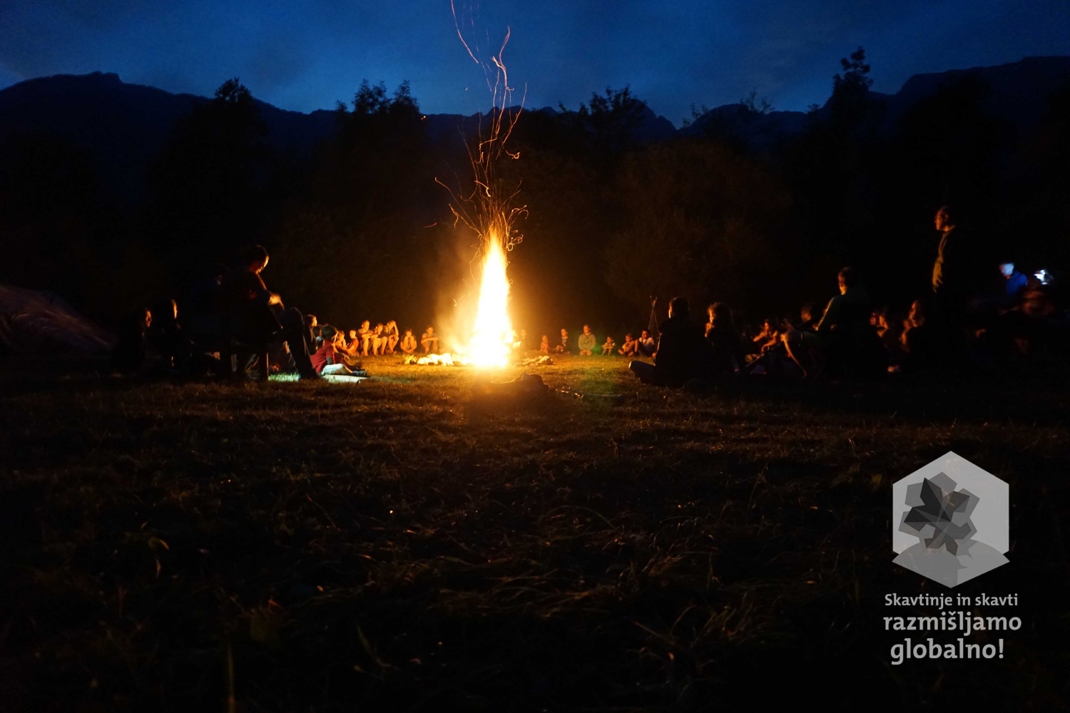 Ko se skupina poveže, ko se okoli ognja združijo nasmehi, takrat se začne ustvarjati v skupini naboj, ki lahko že naslednji dan spremeni svet!