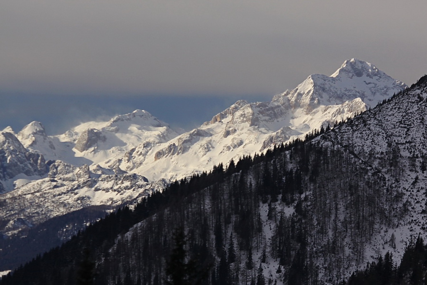 Triglav (2864m), zadaj Kanjavec (2569m)