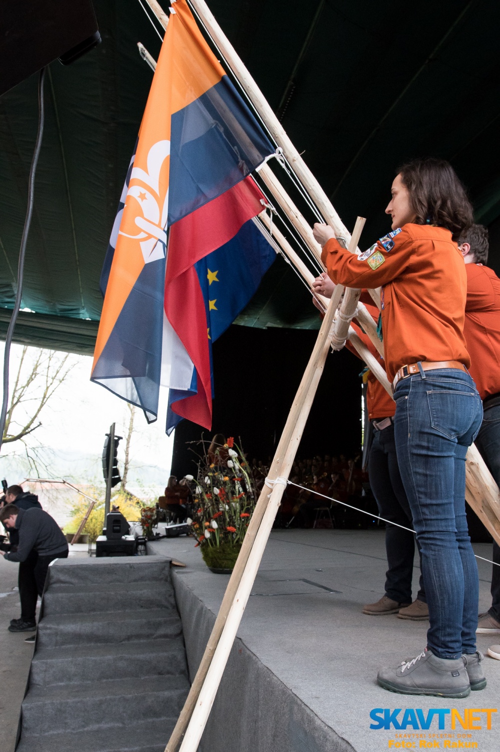 Kot se za pravega skavta in odgovornega državljana spodobi, smo slovesno akademijo začeli z dvigom zastav.