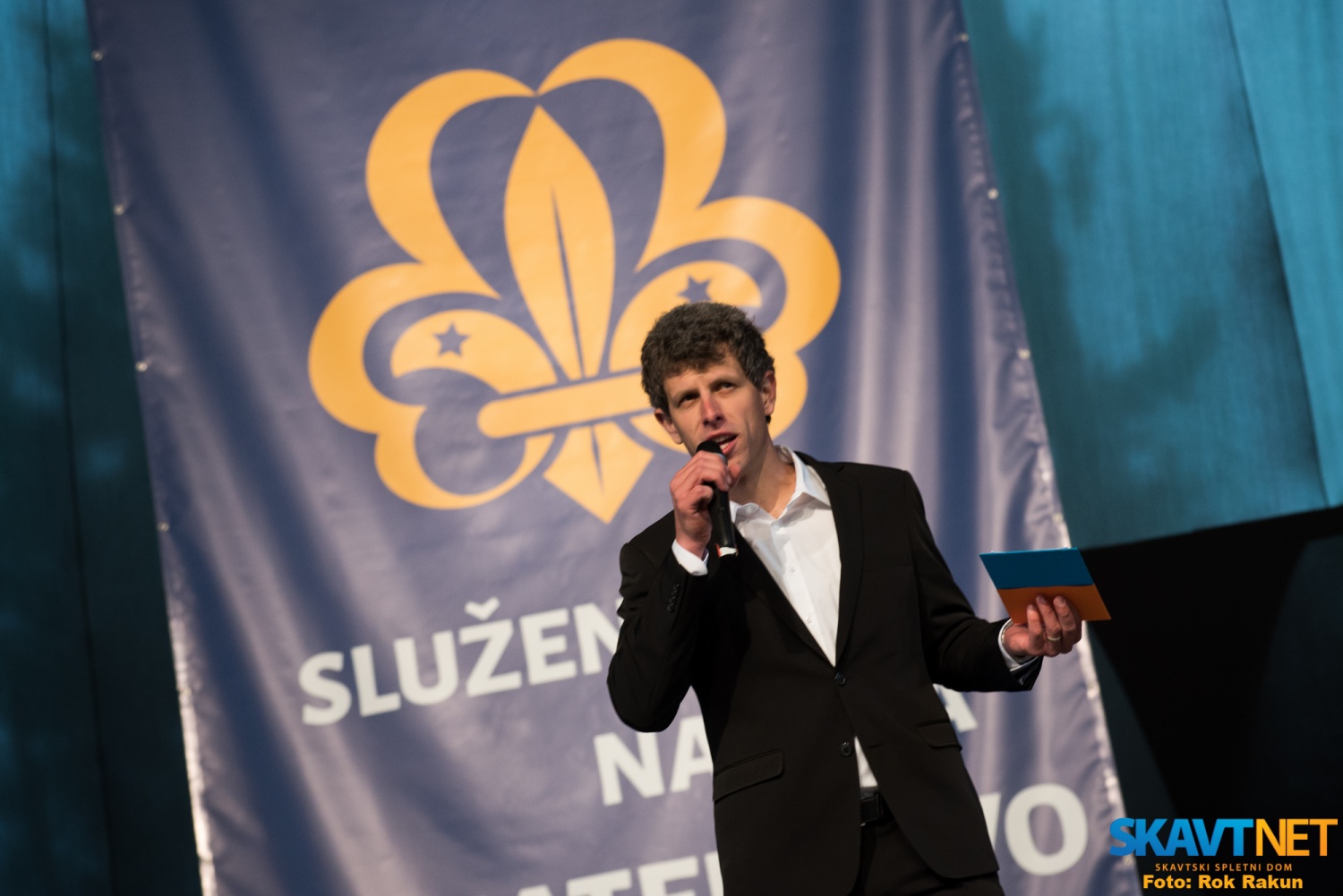 In že smo se preselili v studio oddaje Pusti sled. Uvodna špica in na odru se pojavi voditelj oddaje, ki nam kar takoj razodene, da tudi nocoj gostimo zanimive goste - skavte in skavtinje in vsi so stari 25 let.