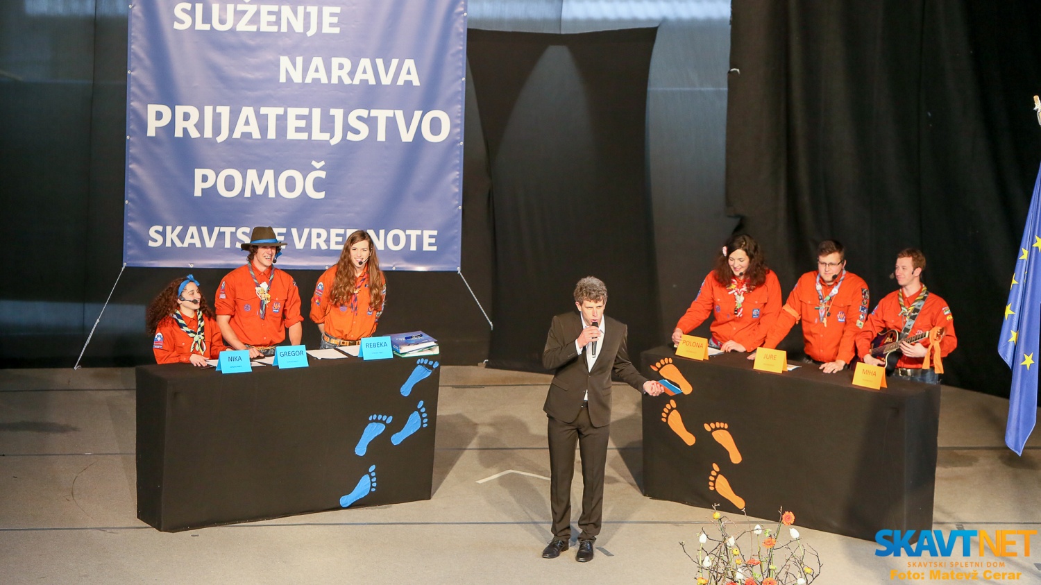 Ker je oddaja tekmovalne narave, so gostje razdeljeni v dve ekipi.