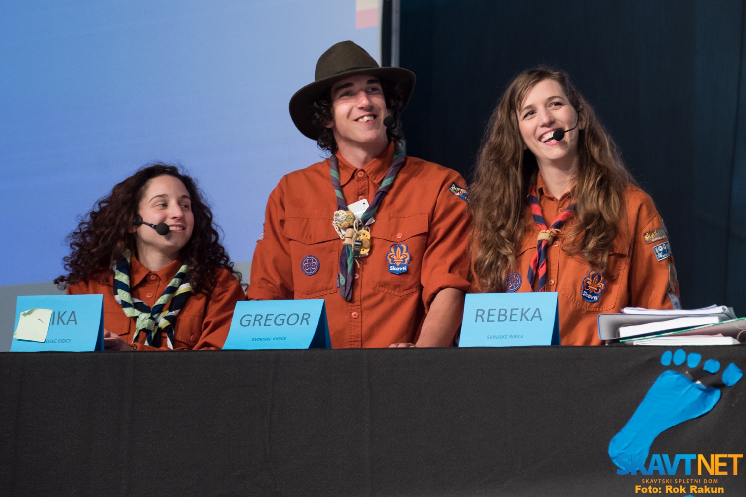 Modro ekipo sestavljajo Rebeka, Gregor in Nika, poimenovali pa so se Svinjske ribice.