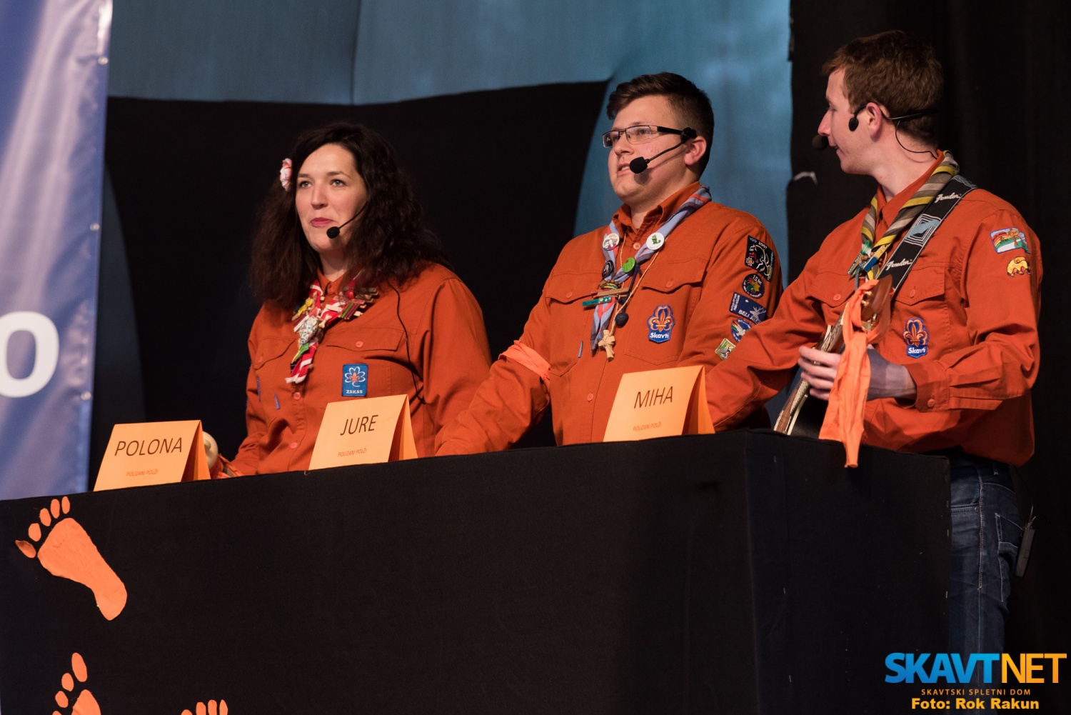 Na drugi strani je oranžna ekipa, ki jo sestavljajo Polona, Jure in Miha, poimenovali pa so se Polizani polži.