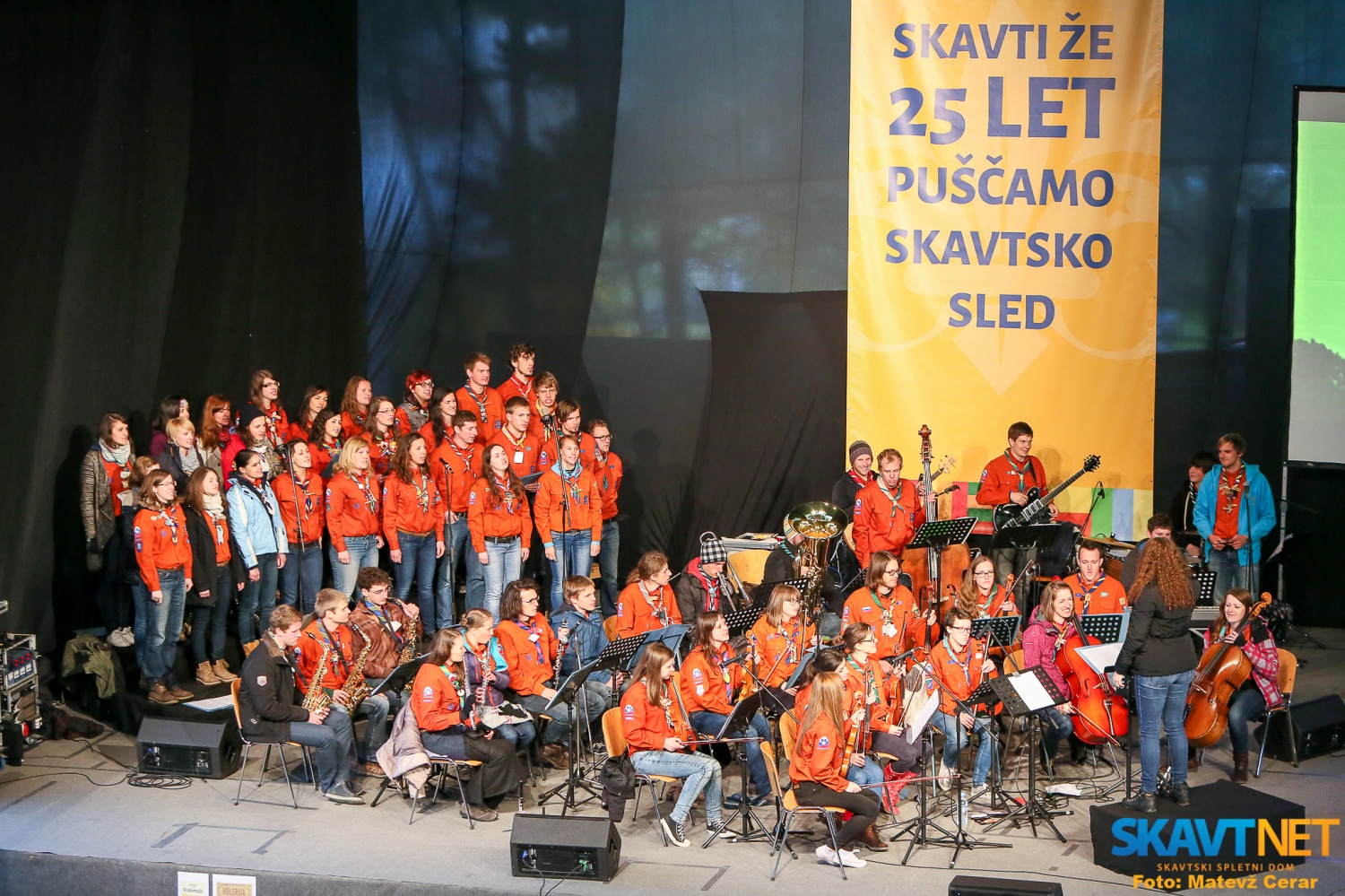 Za glasbene predahe med oddajo je poskrbel skavtski band, skavtski orkester in skavtski zbor, ki so nas razveseljevali z bolj ali manj zimzelenimi skavtskimi pesmimi.
