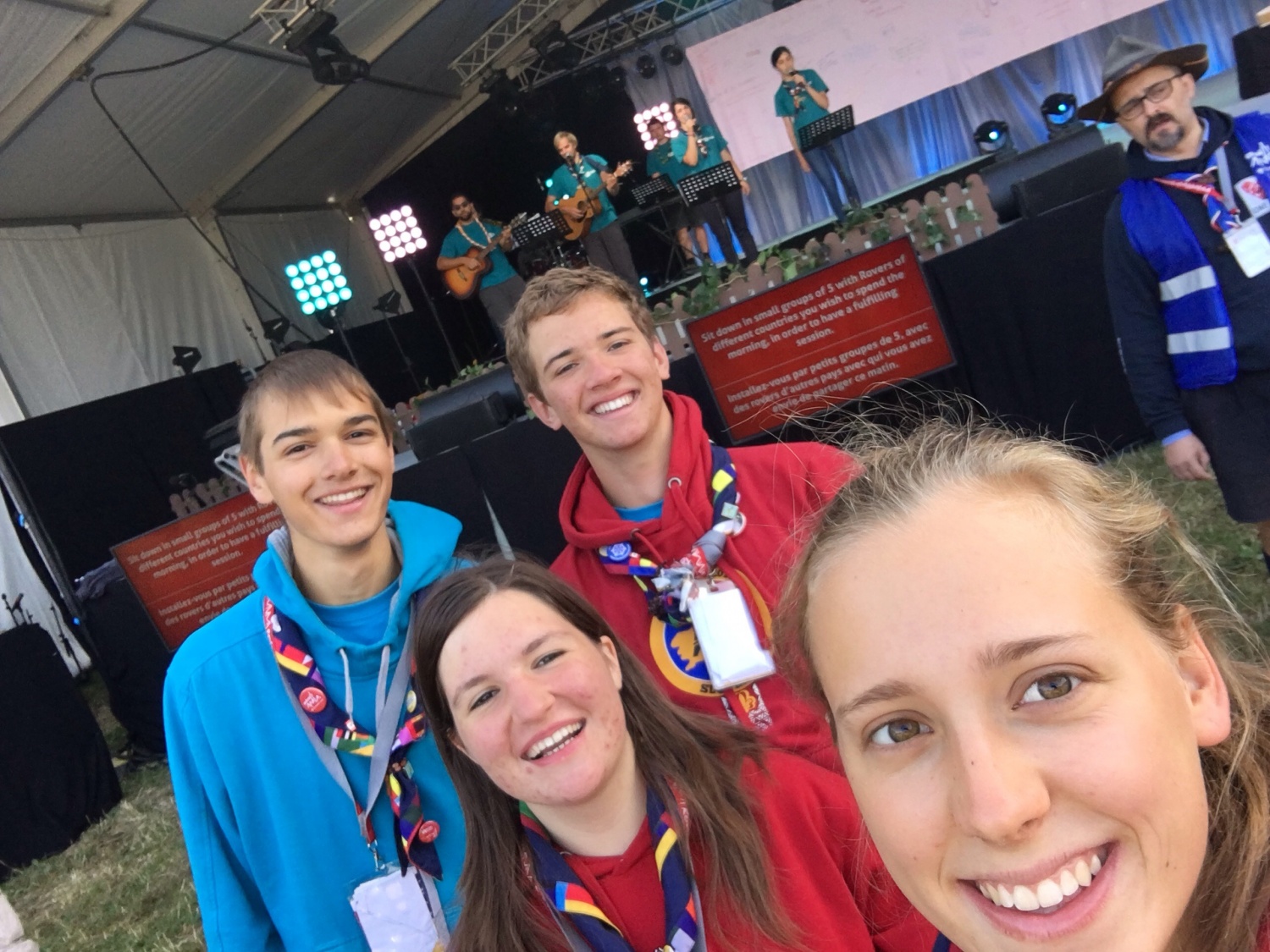 Se slikamo ko zadaj voditelji pojejo na Main odru.