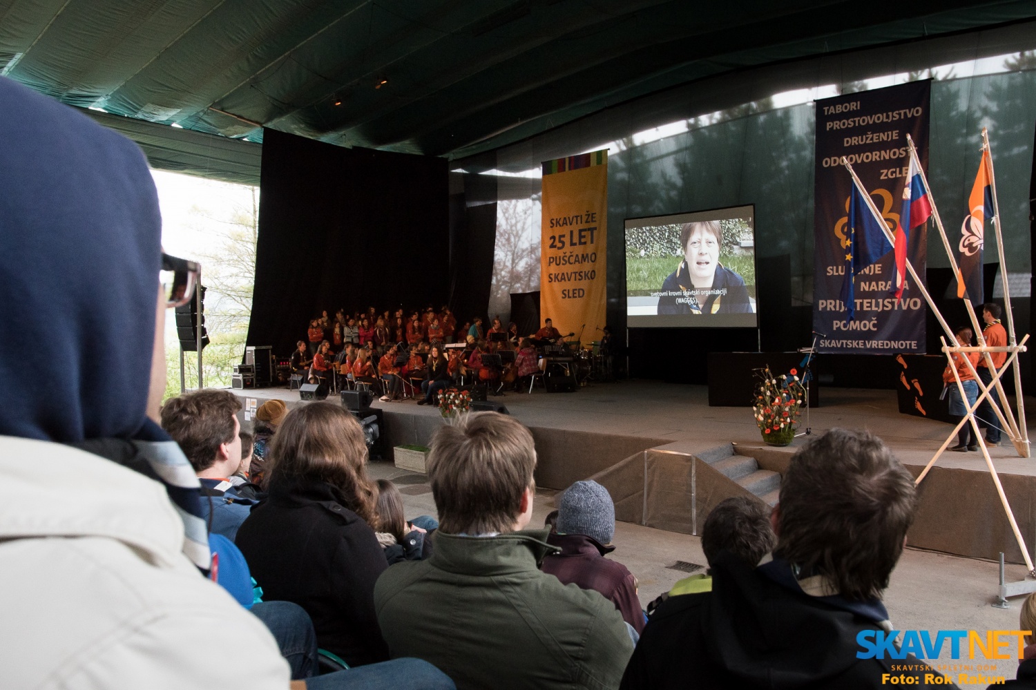 Na nas je mislila tudi Corina Hauri, predsedujoča evropskemu odboru WAGGGS, ki nam je virtualno čestitala in zaželela vse najboljše ob naši obletnici. Dejala je, da ko ljudje dosežejo 25 let, to v večini primerov pomeni, da se postavijo na lastne noge - zaključijo izobrazbo, začnejo služiti svoj denar... to lahko primerjamo s polnopravnim članstvom ZSKSS v WAGGGS. Da smo lahko postali člani, smo morali izpolniti ogromno kriterijev. In ko enkrat izpolneš vse kriterije, si kot 25-letnik, ki se je postavil na lastne noge in se osamosvojil. To je torej primerljivo z odraslim, ki je aktiven član družbe. Ni govorila le o skavtih, ki so v WAGGGS aktivni na mednarodni ravni, ampak tudi o voditeljih na lokalni ravni, ki posvetijo ogromno svojega časa za vzgojo otrok v skavtinje in skavte.