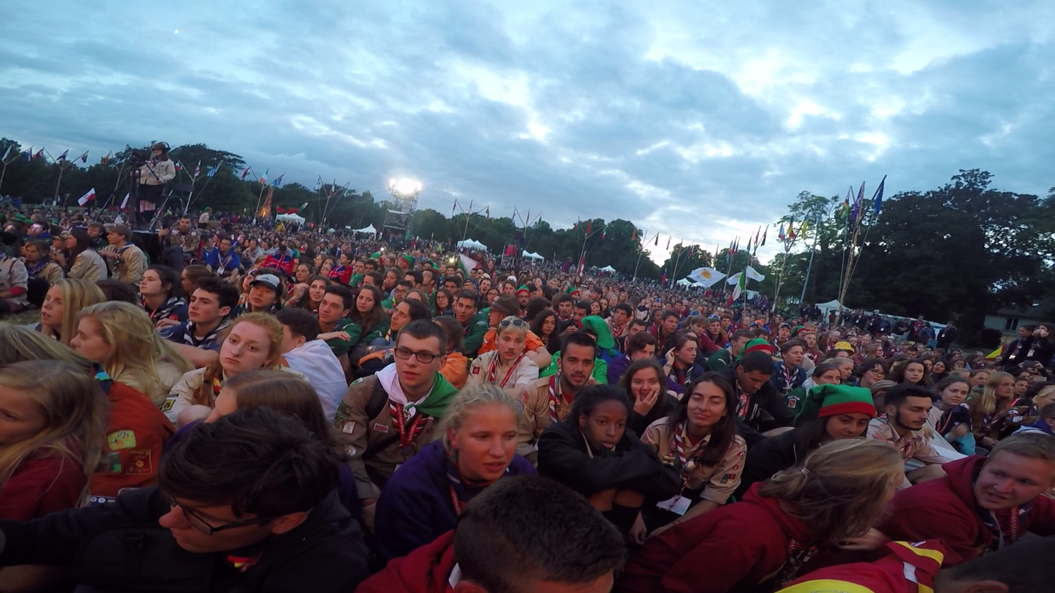 Mami, oči.. Poglej koliko nas je.