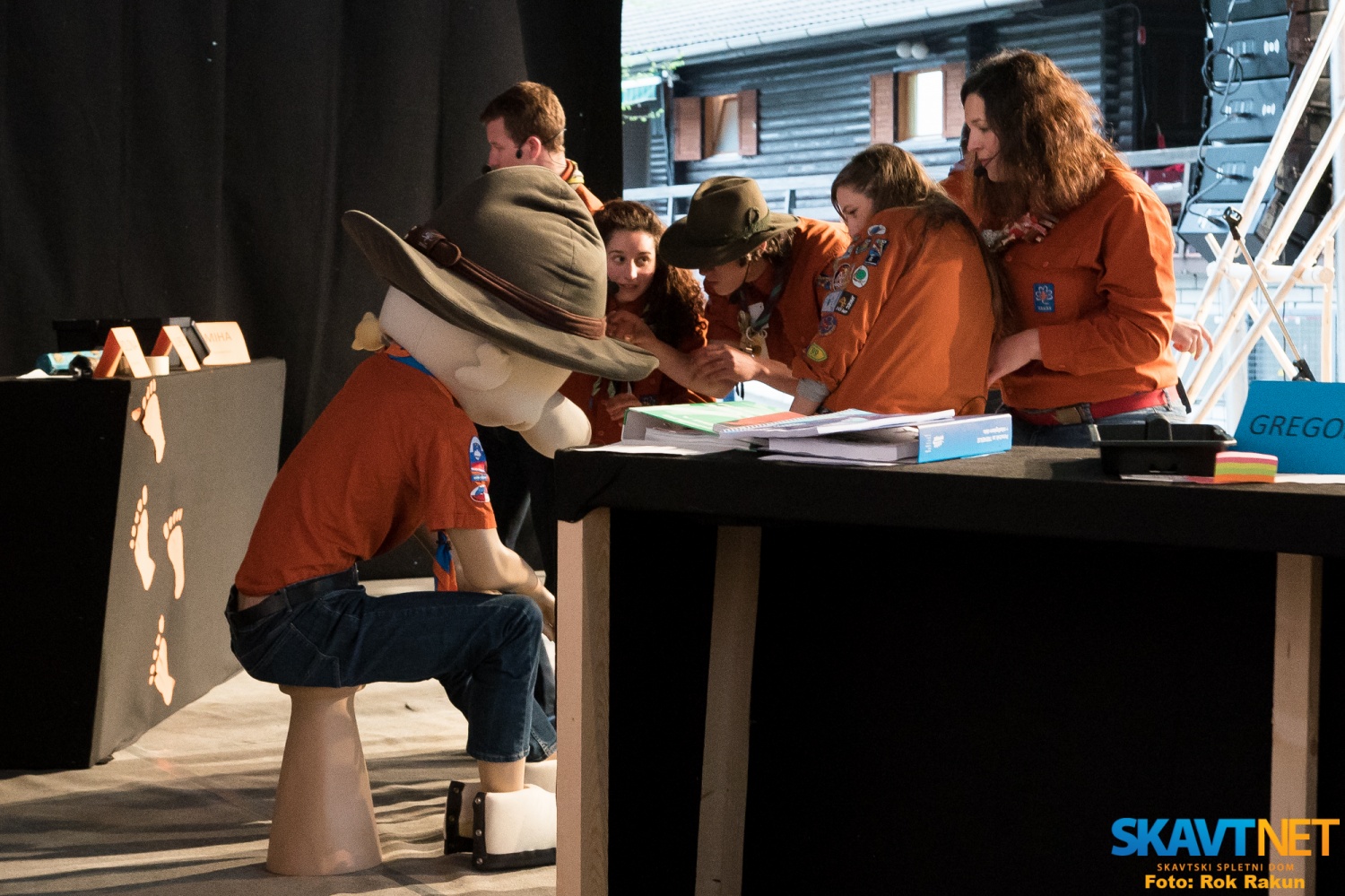 Seveda pa skavti ne bi bili skavti, če ne bi bili iznajdljivi. Na voditeljevo presenečenje sta skupini ustvarili skupen spomenik.