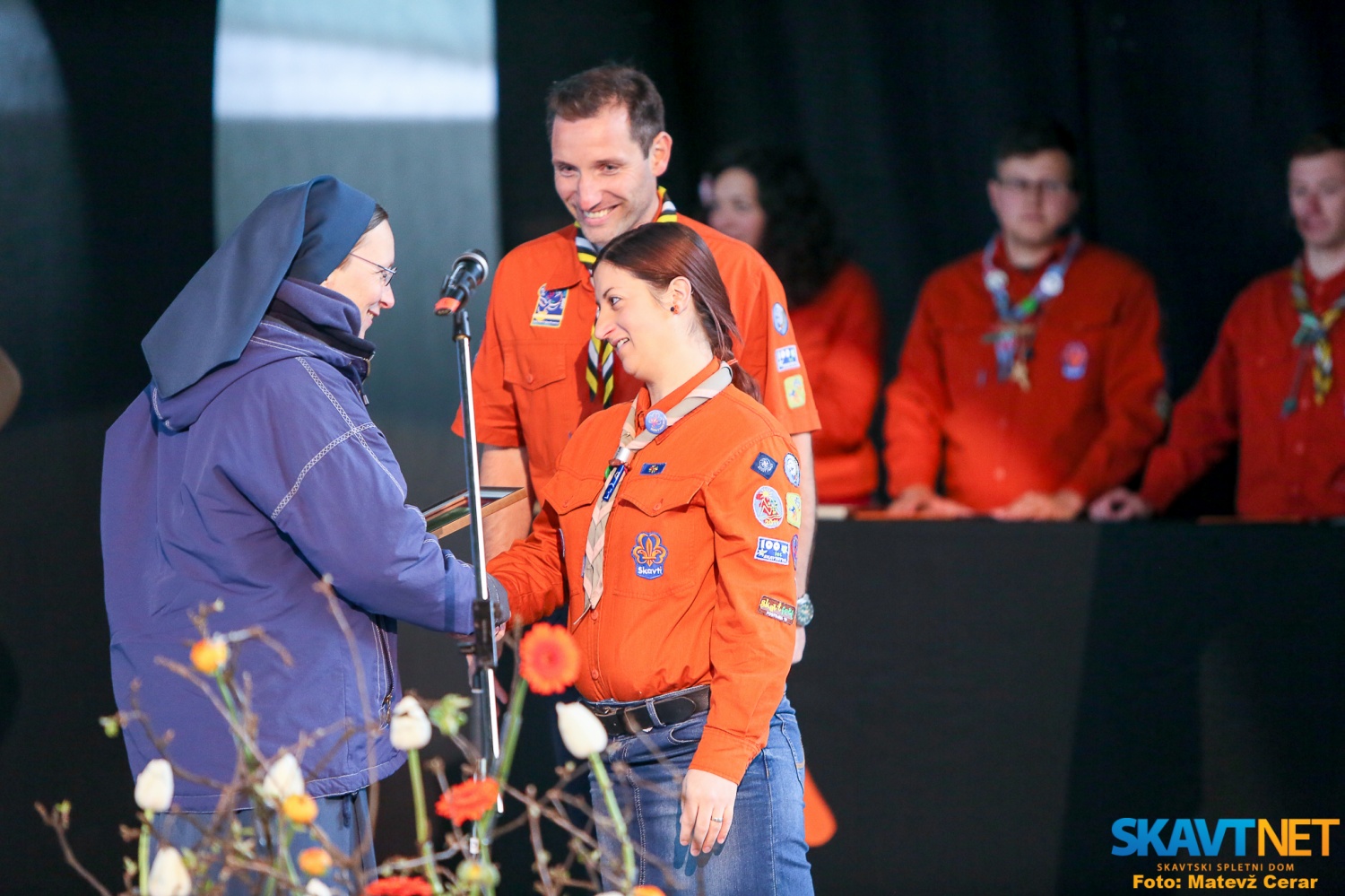 Zlato deteljico je prejela s. Marija Pija Cevc, Upajoča priba. "Dolgoletna poverjenica za program, imenovana skavtska voditeljica in trenerka, voditeljica številnih tabornih šol in mednarodnih usposabljanj WAGGGS. Prva in do sedaj edina članica evropskega odbora WAGGGS v letih 1998 do 2001. Urednica priročnika Dvigni peruti. Sopobudnica tropa za okoljsko vzgojo, katerega naloga je vzgajanje našega članstva v spoštljivem odnosu do narave."