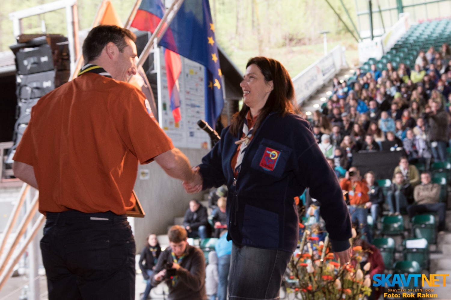 Zlato deteljico je prejela Uršula Sušnik, Vsevedi bober. "Poznamo jo predvsem po njenem delu na področju mednarodnih odnosov. Kot poverjenica  za mednarodne odnose je v imenu ZSKSS v Kanadi prejela priznanje za pridruženo članstvo ZSKSS v WAGGGS, 3 leta kasneje je bila na Irskem prisotna ob razglasitvi polnopravnega članstva v krovni skavtski organizaciji. V WAGGSu je pomagala sooblikovati mednarodno voditeljstvo in je aktivno sodelovala pri razvijanju skavtstva v srednji in vzhodni Evropi. Spoznala je različne realnosti, prednosti močnejših organizacij, a ohranila iskren ponos nad svojim skavtstvom in našo organizacijo. Vodila je organizacijski odbor za pripravo Evropske skavtske konference v Portorožu. Pomen menarodnega delovanja ZSKSS je videla predvsem z vzgojno-razvojnega vidika, saj je bila prepričana, da mednarodno sodelovanje krepi samopodobo in vzgaja trdne ter ponosne Slovence."