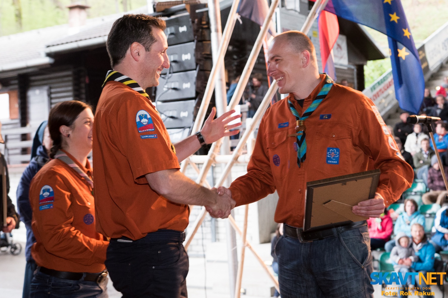 Zlato lilijo je prejel Simon Drnovšek, Vztrajni detel. "Je eden najbolj vsestranskih voditeljev našega Združenja. Ne le, da je sooblikoval in vodil vse vrste dogodkov in usposabljanj v ZSKSS, aktiven je bil tudi pri vzpostavitvi in vodenju skavtskih šol Življenja v naravi. Vse od zagona ponovne obnove Skavtskega okoljskega centra v Kočevskem Rogu je fizično ali pa vsaj v mislih vedno pri njem. Bil je in je še gonilna sila vseh delovnih akcij. Vedno zraven, ko se je delalo podnevi in ponoči, da je danes Skavtski okoljski center res pravi skavtski dom, da nam je v njem toplo, svetlo in domače. Poznamo ga kot tistega, ki se spozna na vse, ki je aktivno soustvarjal delovanje skavtov na tehničnem, veščinskem in programskem področju in ki nas vedno opominja, da se morata teoretično in veščinsko znanje dopolnjevati in skupaj ustvarjati kakovosten skavtski vzgojni program."