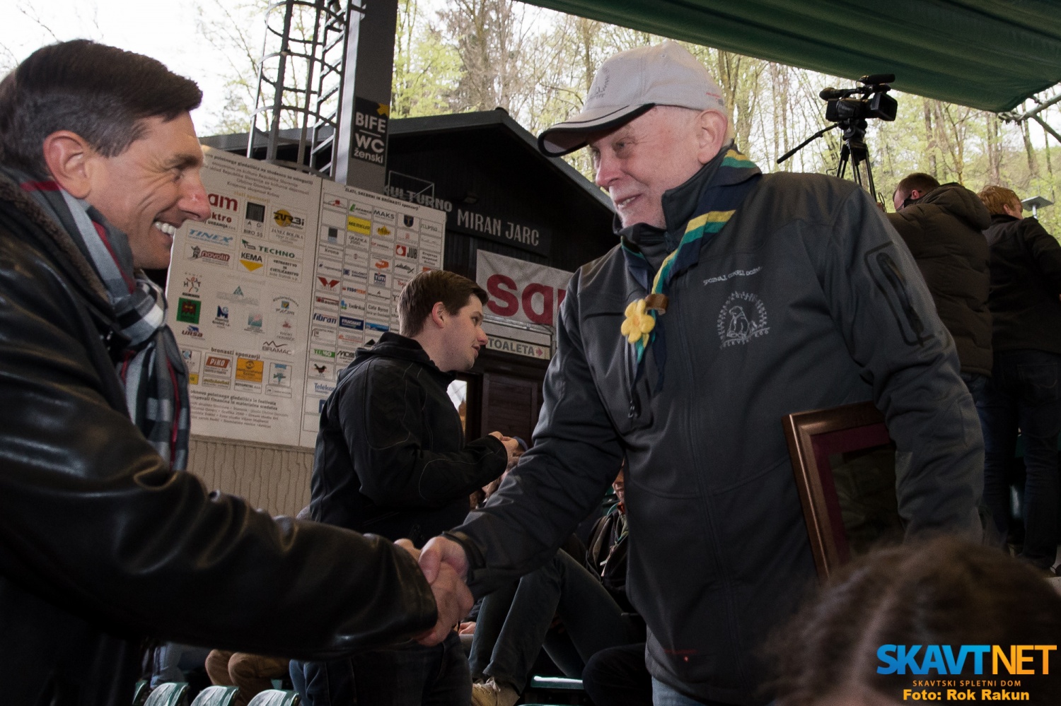 Predsednik RS čestita Tonetu Lesniku za prejem Zlate skavtske lilije.