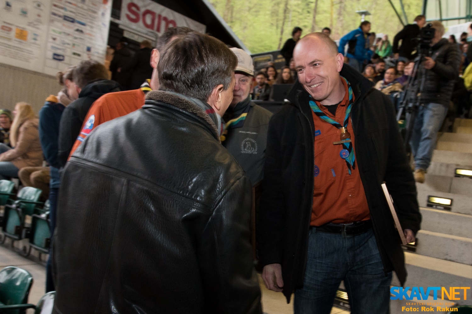 Predsednik RS čestita Simonu Drnovšku za prejem Zlate skavtske lilije.