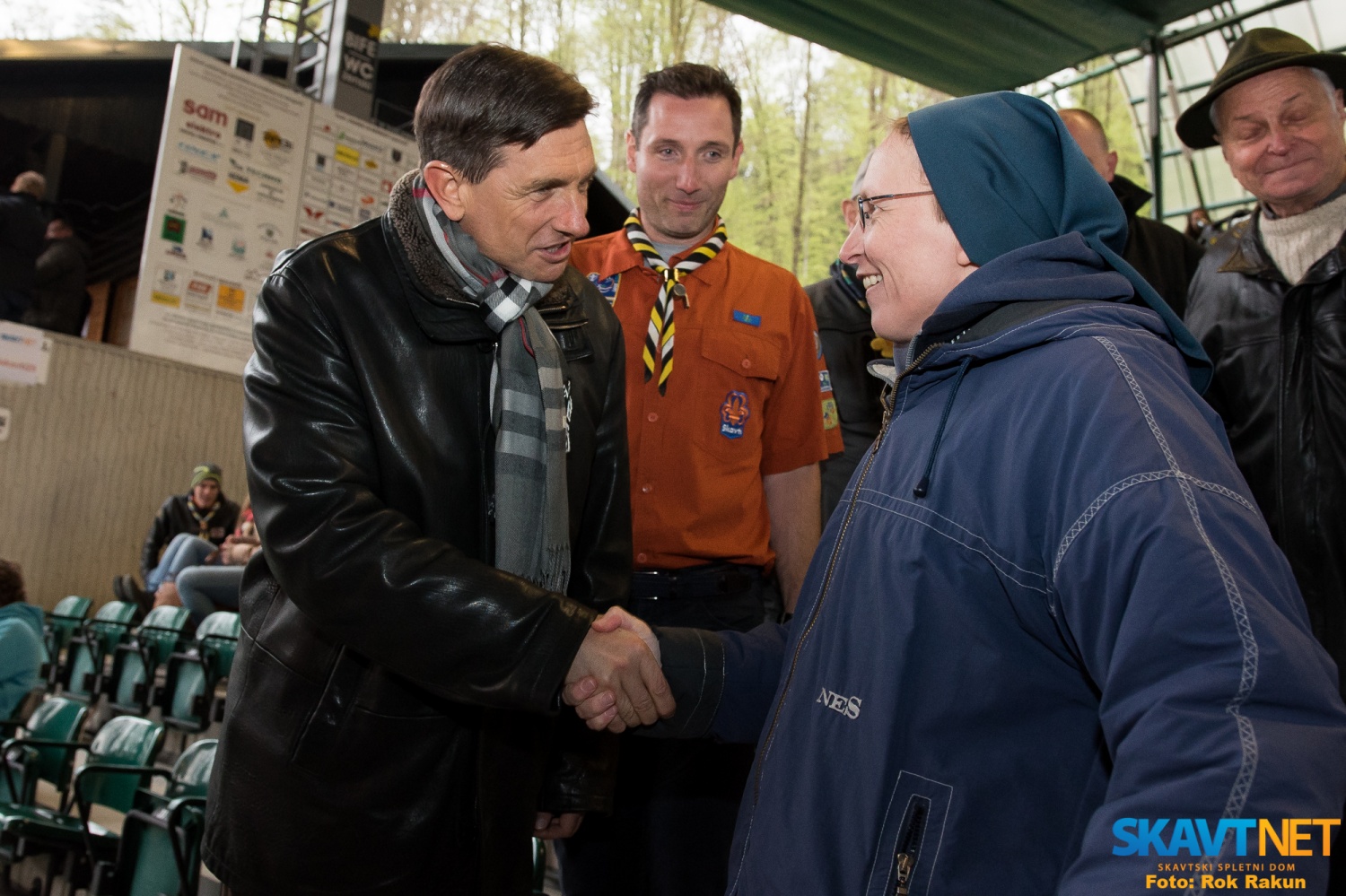 Predsednik RS čestita s. Mariji Pii Cevc za prejem Zlate skavtske deteljice.