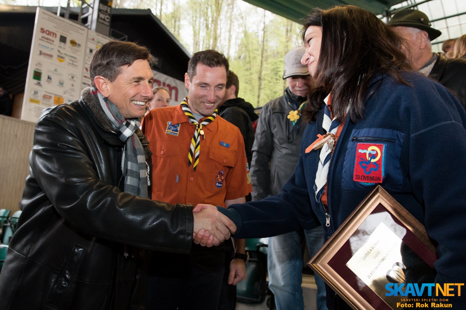 Predsednik RS čestita Uršuli Sušnik za prejem Zlate skavtske deteljice.