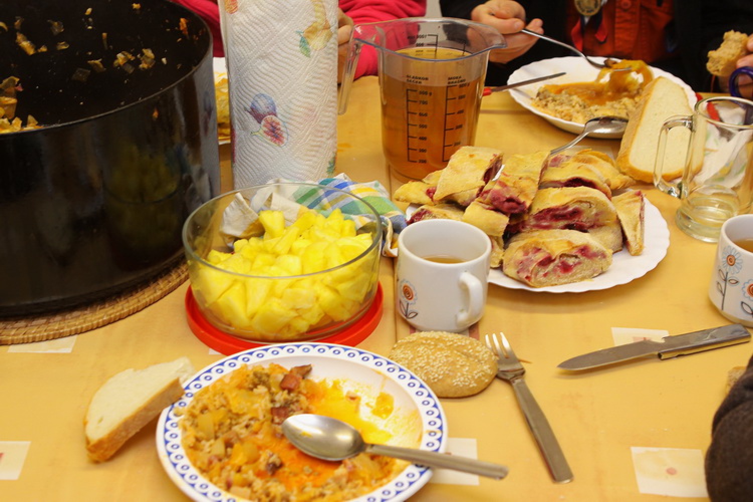 Sarma, ananas in višnjev štrudl
