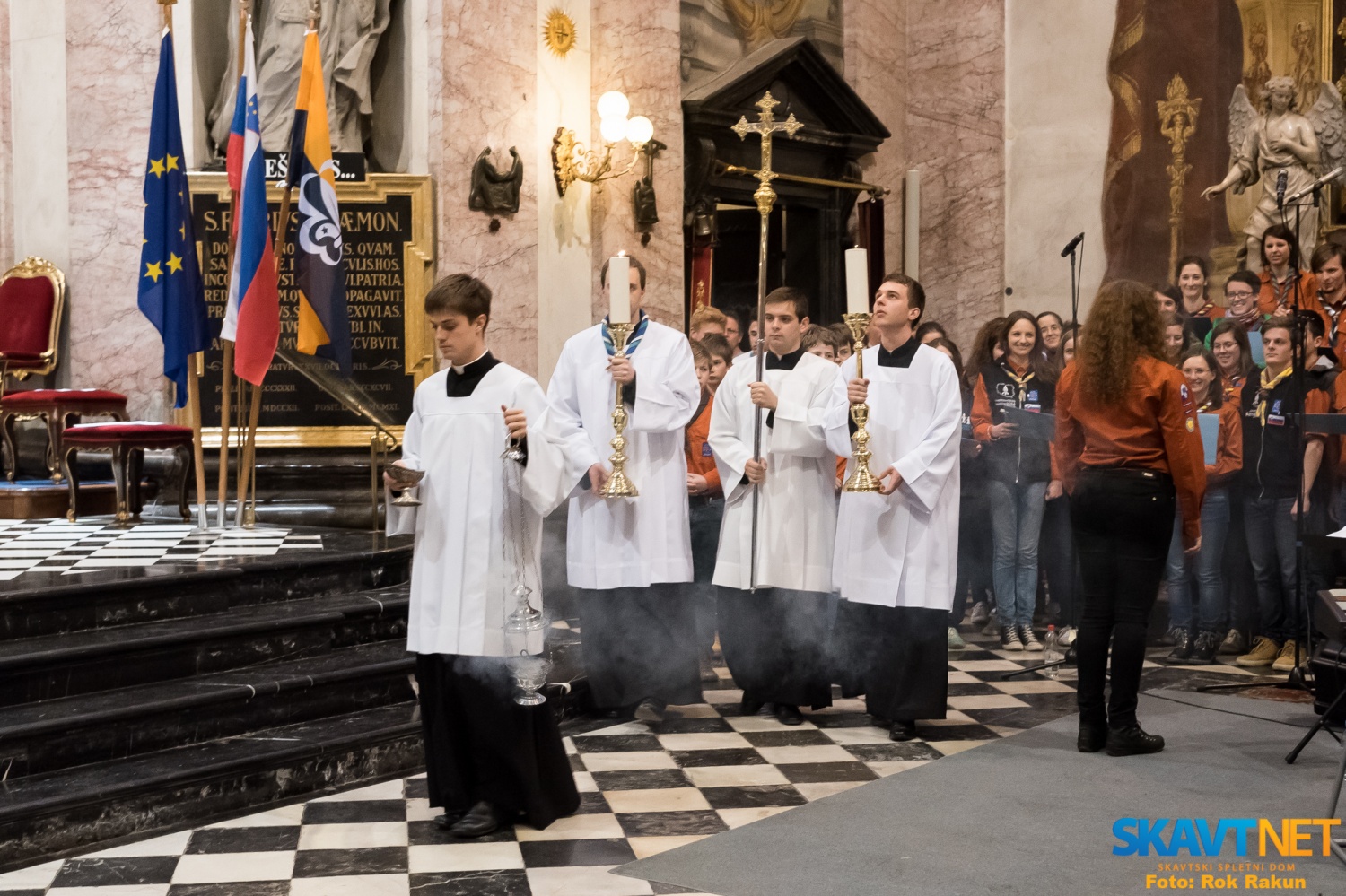 Skavti, ki so v svojih župnijah ministranti in duhovniki, ki so duhovni asistenti, so z veseljem ministrirali in skupaj z nadškofom darovali sveto mašo.