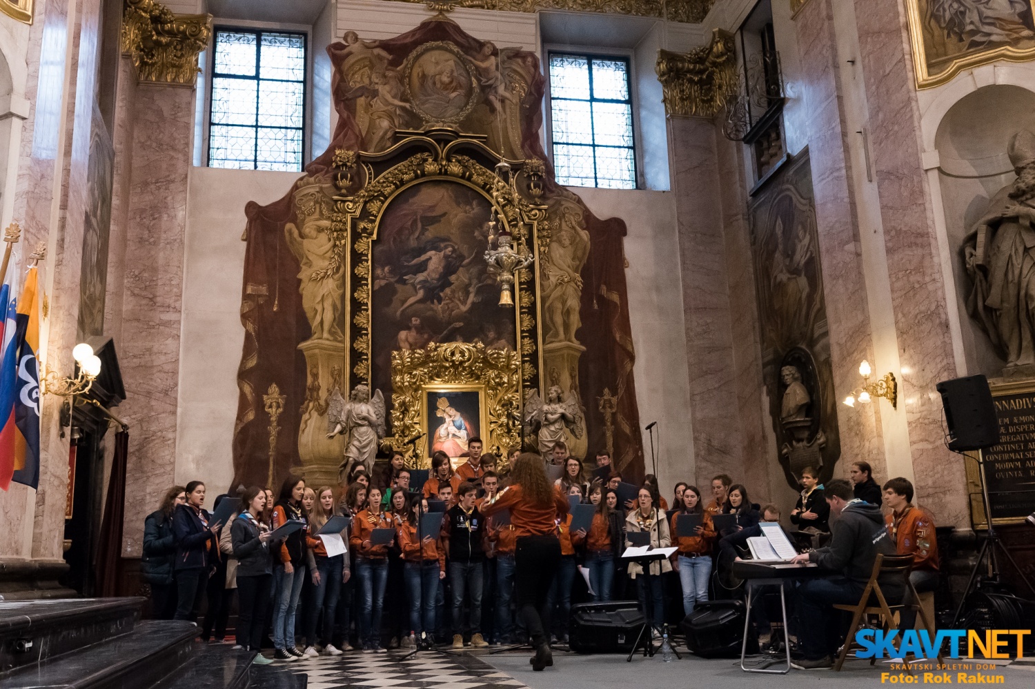Skavtski pevski zbor, sestavljen za slovesno sveto mašo ob 25 letnici ZSKSS.