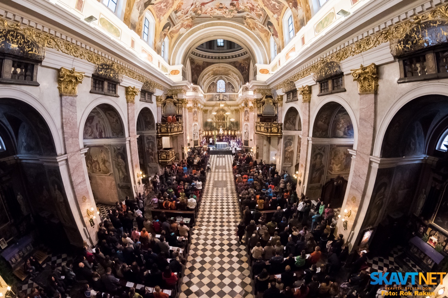 Svete maše so se poleg ogromnega števila še aktivnih skavtov udeležili tudi bivši in odrasli skavti. Veliko je bilo tudi skavtskih družin.