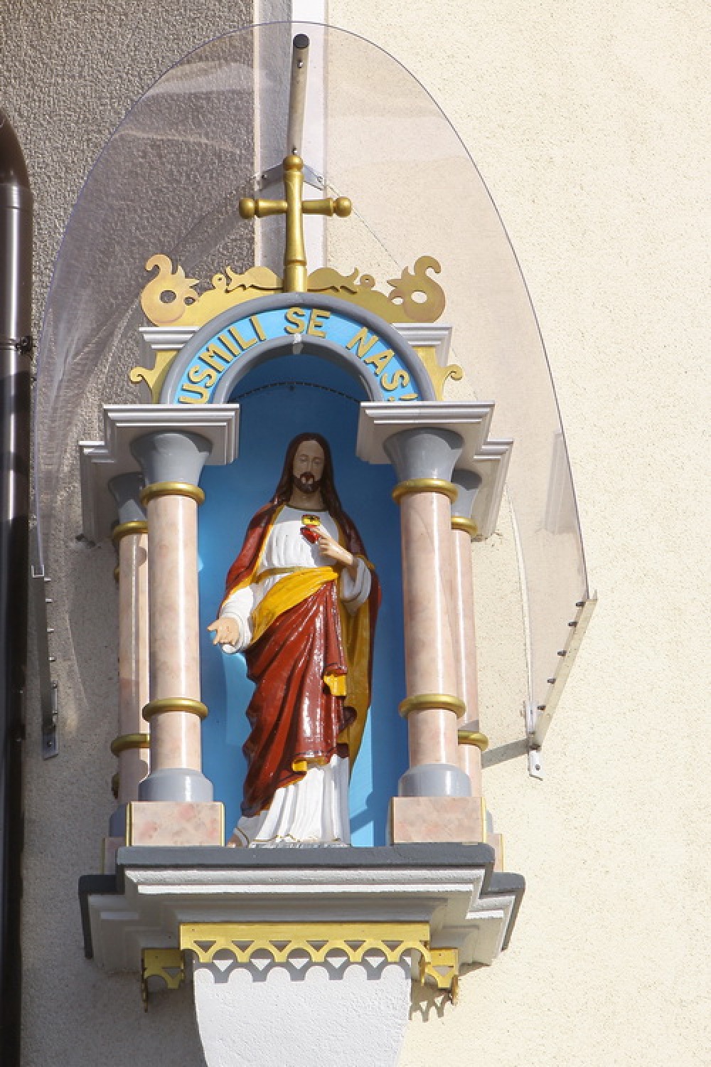 Kapelica na eni od hiš ob poti