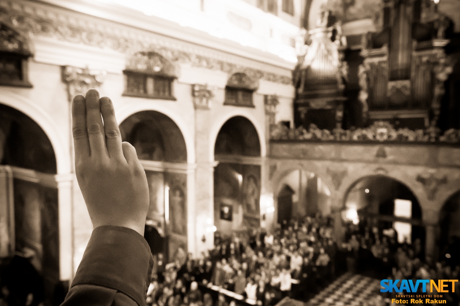 S ponosom smo vsi zbrani med mašo obnovili skavtsko obljubo.