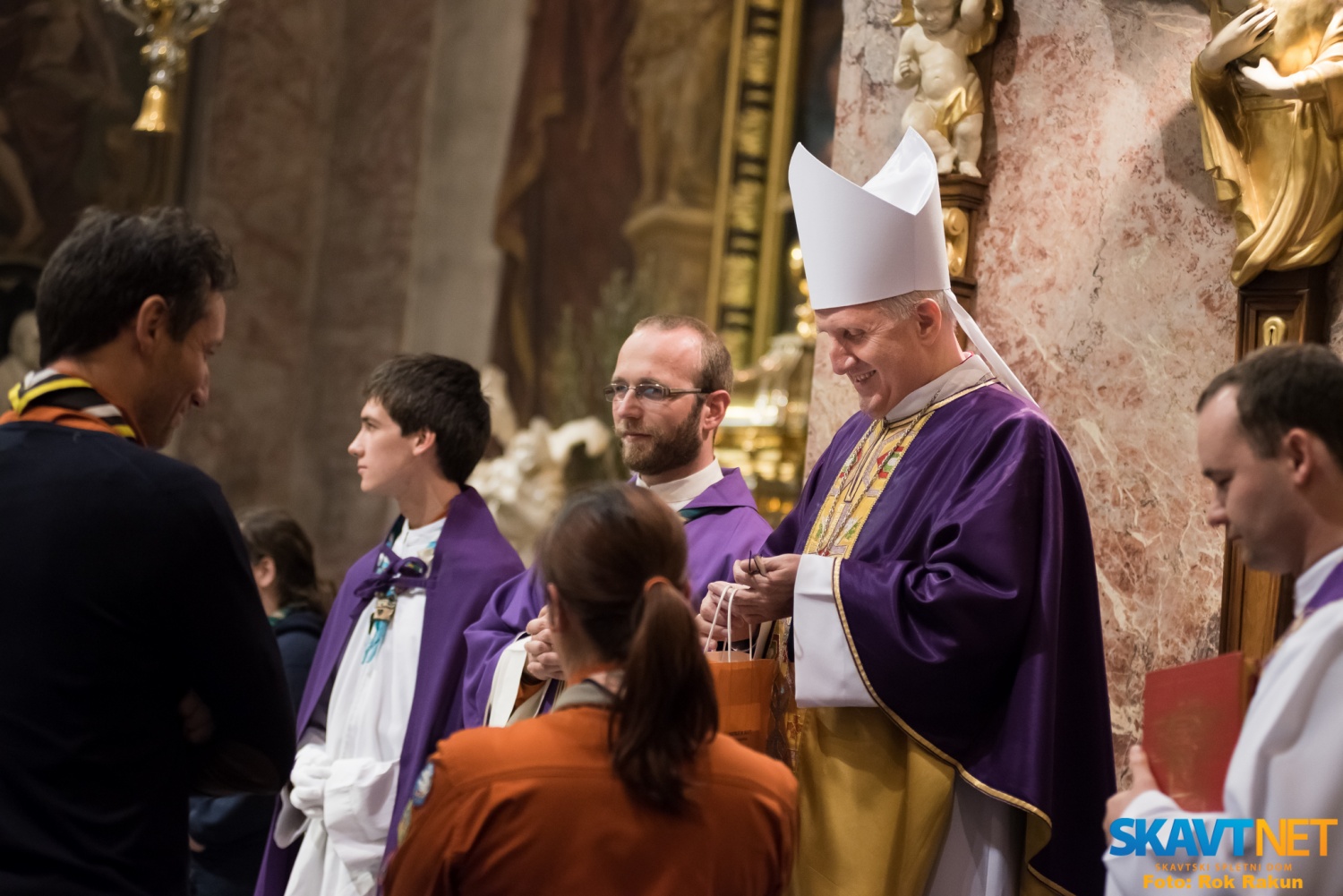 Načelnica in načelnik sta se z majhnim skavtskim darilom zahvalila nadškofu Zoretu za darovano sveto mašo.