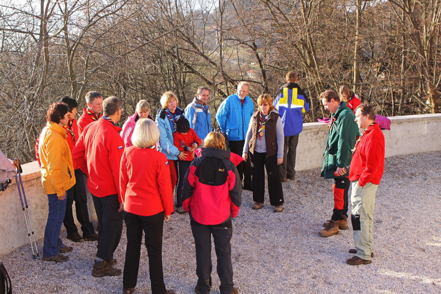 Klepet na soncu ob cerkvi
