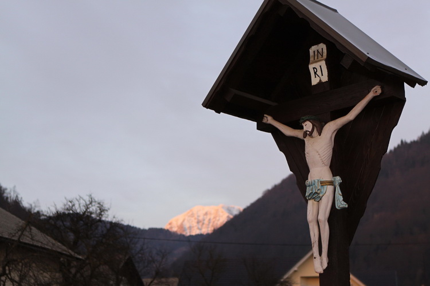 Znamenje ob poti, zadaj Kočna